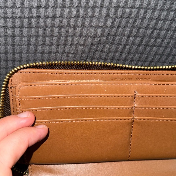 MICHAEL KORS
Jet Set Travel Large Logo Quarter-Zip Wallet🩵 - Picture 2 of 7